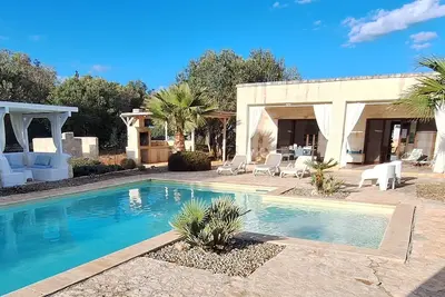 Image de Villa moderne, piscine, véranda, cuisine extérieure supplémentaire, barbecue, double murs en pierre