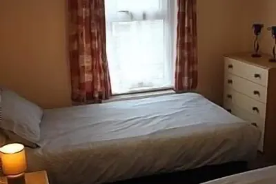Image de Appartement spacieux de 3 chambres pouvant accueillir jusqu'à 8 personnes près de la plage et de la ville