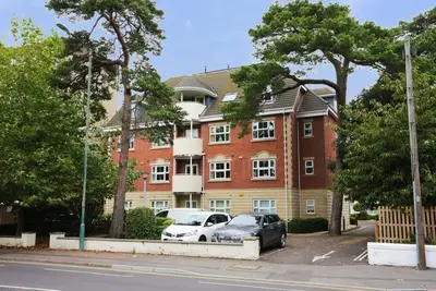 Image de Bournecoast: walking distance to Town Centre - Shops - Sandy Beaches - Fm3198