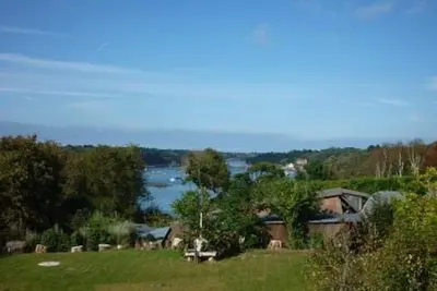 Image de Maison en Pierre au bord de Mer avec jardin