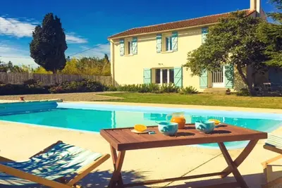 Image de Jolie maison ancienne, dans domaine avec jardin clos arboré et piscine privée