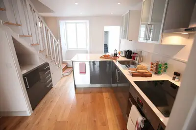 Image de Cottage garde-côtes entièrement rénové avec vue sur la mer et le Cobb