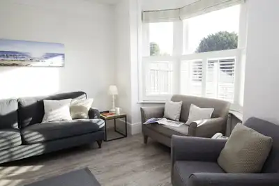 Image de 8 couchages, 2 salles de bains, village de Bembridge et plages, jardin, chiens bienvenus