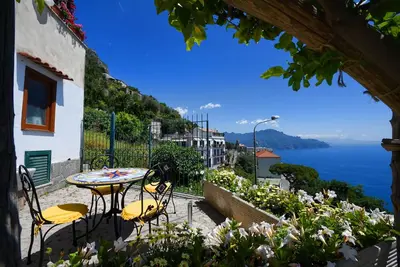 Image de Maison confortable avec citronnier et jardin surplombant la mer