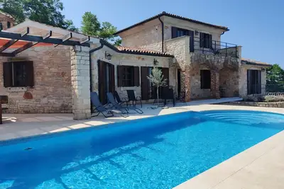 Image de Villa avec piscine carrelée chauffée privée et couverture de sécurité et A / C