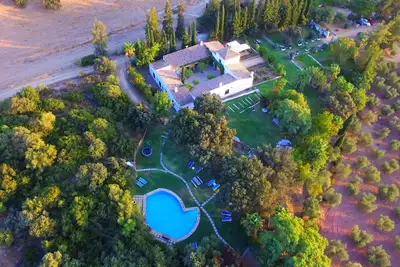 Image de maison royale espagnole authentique avec jardin et belle piscine