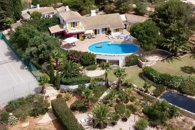Image de Villa avec piscine privée, court de tennis et vue sur la mer