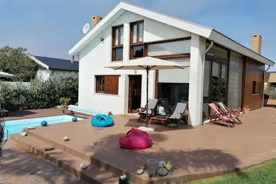 Image de Villa à Torreira avec piscine chauffée. Animaux seront bienvenus