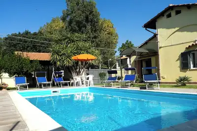 Image de Villa avec piscine privée et jardin, non loin de la mer