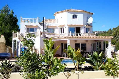 Image de Luxurious Villa 15 mins walk from the beach, free Wf sleeps up to 12