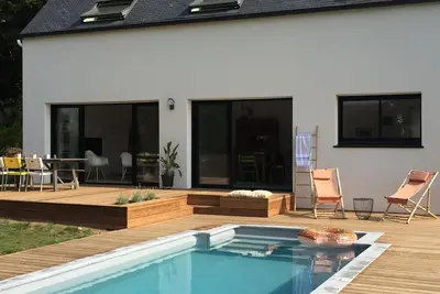 Image de Villa récente avec piscine chauffée privative