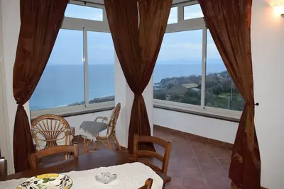 Image de Appartement 1 chambre, salon \/ cuisine, grande baie vitrée donnant sur la mer