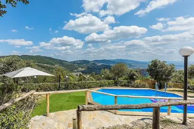 Villa Alvise: Une charmante villa de deux étages située au sommet d'une petite colline.