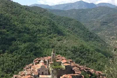 Image de maison traditionnelle dans la belle Apricale, Ligurie, l'expérience de la vraie Italie!