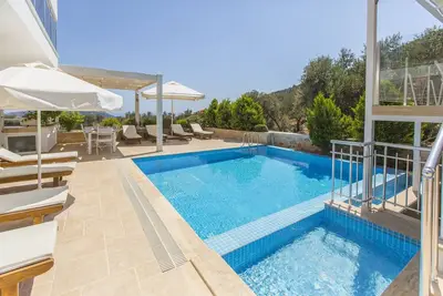 Villa de luxe avec piscine privée, terrasse sur le toit, à couper le souffle mer et l'île Vues