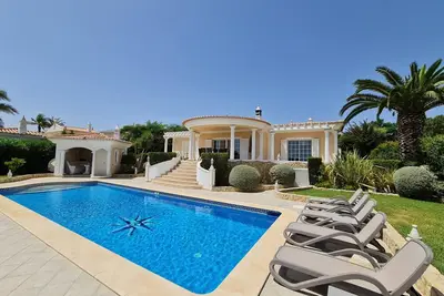 Image de Villa de rêve avec vue sur mer, piscine privée, climatisation & Wi-Fi