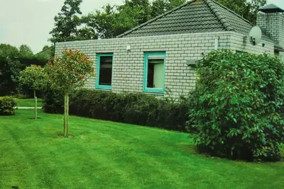 Image de Chalet confortable avec terrasse et une grande pelouse