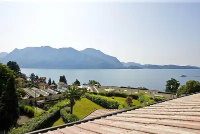 Image de Beau studio avec balcon, piscine et superbe vue sur le lac