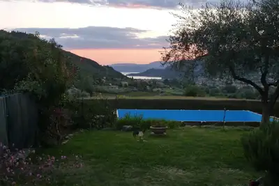 maison en pierre spacieuse avec vue sur le lac et piscine dans le sud-est du lac de Garde
