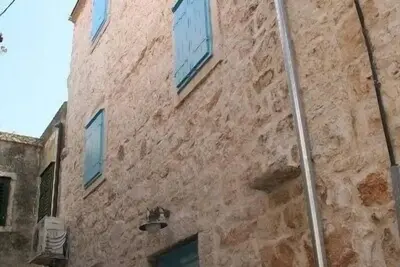 Image de Maison en pierre avec terrasse sur le toit et vue sur la mer, animaux acceptés, près de la plage