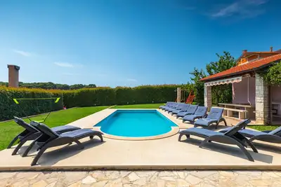 Image de Piscine, à 3 km de la mer, barbecue, WiFi, billard, WiFi gratuit