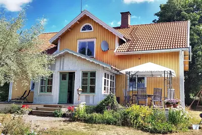 Image de Schwedenstuga au cœur de Smaland entouré de prairies, forêts et lacs