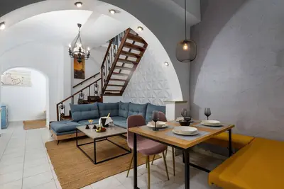 Image de Kokkino Spiti - Fantastique maison bizarre avec vue sur toute la vieille ville