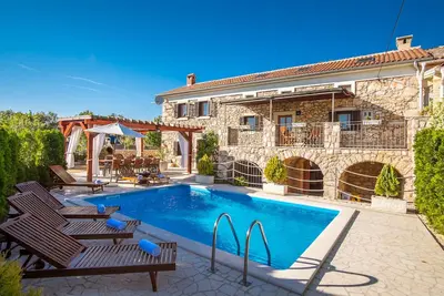 Image de Villa vitamine Krk, vieille maison en pierre avec piscine