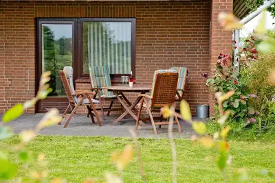 Image de Appartement terrasse poêle en faïence lit à baldaquin grande cuisine grande salle de bain