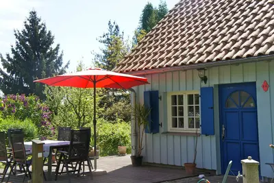 Image de grande maison de vacances, terrasse et jardin, proche de la vieille ville