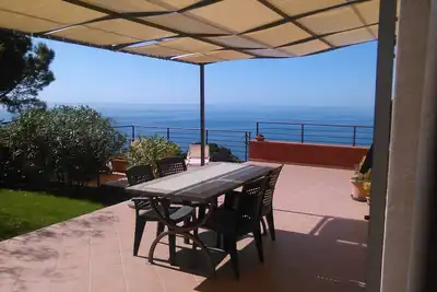 Image de Colline avec panorama sur la mer