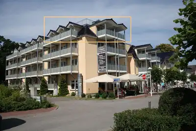 Image de Appartement en bord de mer avec vue sur la mer, chaise de plage au bord de la mer, parking à la maison