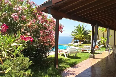 Image de Finca avec piscine et vue imprenable sur la mer, directement sur la mer à 220 mètres d'altitude