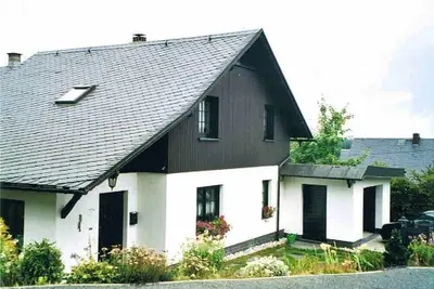 Image de confortable dans un quartier calme et boisé, randonnée pédestre et Vtt directement à partir de la maison de vacances