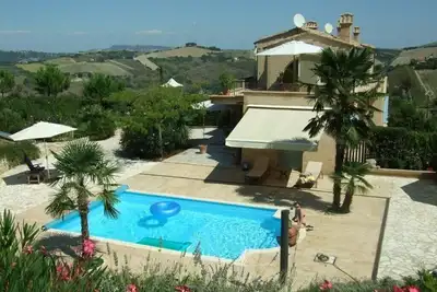 Image de Charmante maison italienne avec piscine et jardin méditerranéen