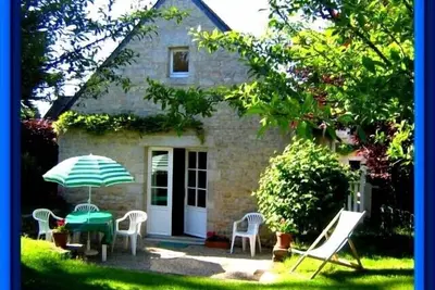 Gîte de caractère en pierres dans le bourg de Loctudy, jardin clos