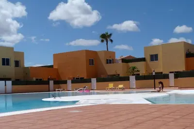 Appartement confortable dans un complexe bien entretenu avec piscine, à seulement 40 mètres de la plage