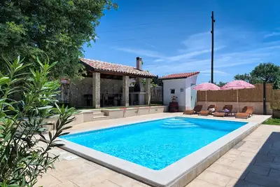 Image de Maison familiale avec piscine dans un environnement calme pour des vacances reposantes