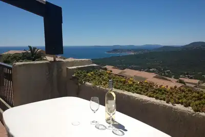 Image de 2 pièces climatisé avec grande terrasse, piscine et superbe vue sur les îles