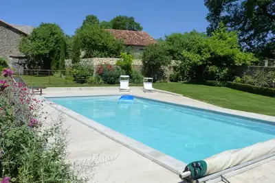 Gite calme avec jardin, piscine, vue sur campagne environnante, en Périgord vert