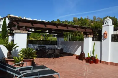 Image de 2 chambres Golf/Piscine : très calme tout en étant proche des plages de Marbella