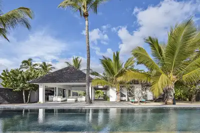 Image de Villa de luxe, pieds dans l'eau, magnifique piscine de 100m2