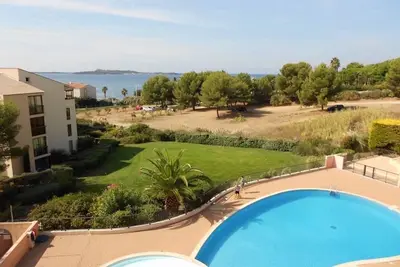 Image de T3 duplex lumineux avec vue sur piscine et mer - 2 chambres - 100m de la plage