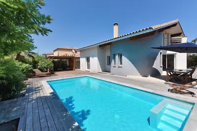 Image de Villa 9 pers  500 m de la Mer - Piscine Chauffee - Terrasse Teck - Calme