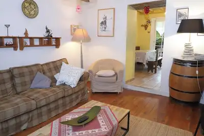 Appartement en duplex au 1er étage dans maison de village proche du centre.