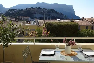 Image de Cassis centre appartement la rade, derrière le port, jolie vue et parking