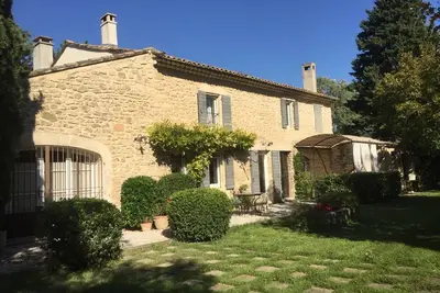 Image de Grand mas de caractère à la campagne avec piscine, au calme