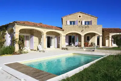 Image de location saisonnière Gordes au coeur du Luberon avec toutes les commodités.