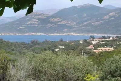 Appartement dans maison en pierres, vue mer et maquis, tout confort, climatisé
