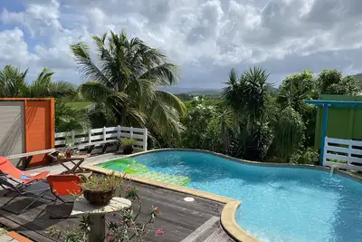 Image de T4 design dans un écrin de verdure, belle vue mer, piscine, à10 mn des plages.